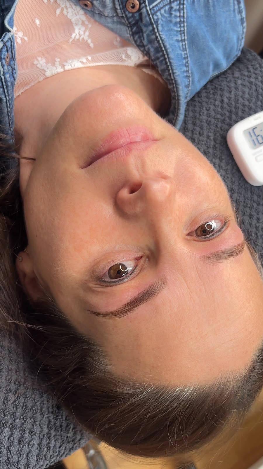 Browlifting bei einer Kundin mit braunen Augen